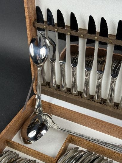 Partie de ménagère en inox modèle ruban comprenant...