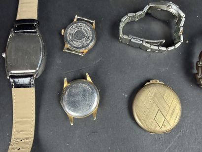 Lot comprenant : 5 montres mécaniques, diverses...