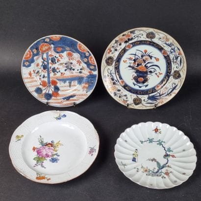 Lot comprenant : 1 assiette en porcelaine...