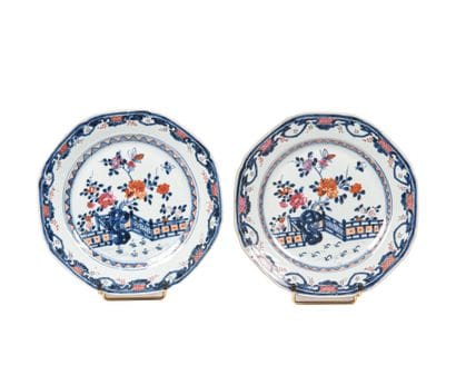 Paire d'assiettes en porcelaine Imari à décor...