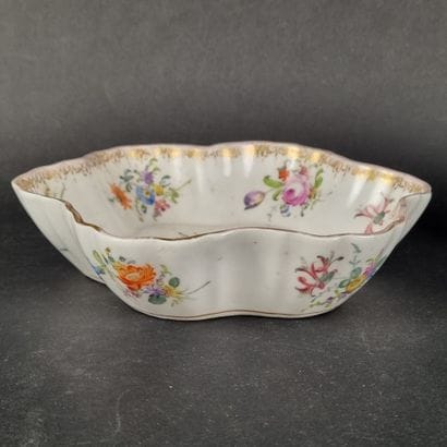 Lot en porcelaine comprenant : 1 petite verseuse...