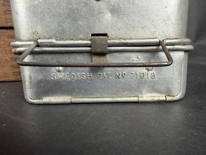 Lot comprenant : 1 boîte en chêne avec plaque...