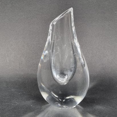 SAINT LOUIS. Vase soliflore en cristal translucide,...