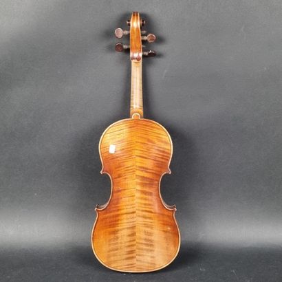 Violon portant une étiquette 