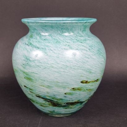 Vase en verre translucide doublé vert moucheté,...