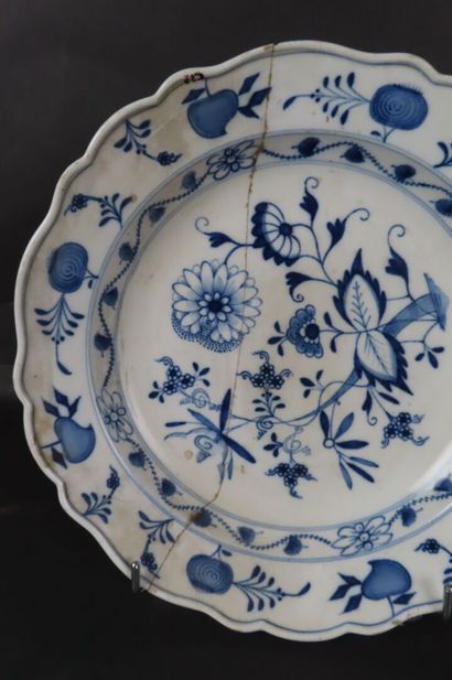 MEISSEN. Plat en porcelaine émaillée bleu...