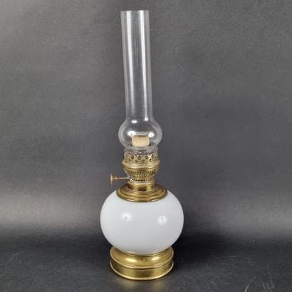 Lampe ovoïde en verre opalin blanc ou céramique...