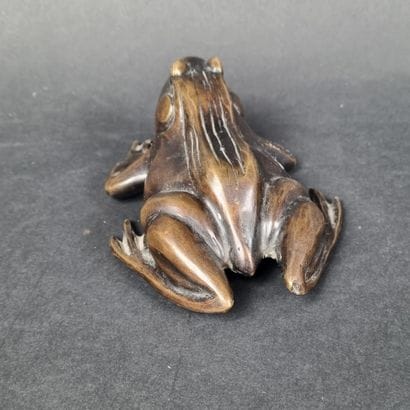 Lot de 3 sujets en bronze patiné : grenouille,...