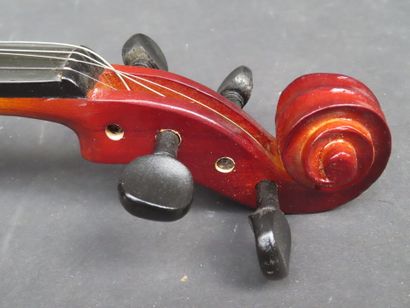Violon et archer, avec étui (L : 37 cm)