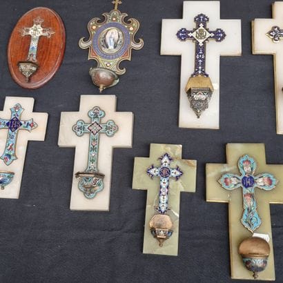 Ensemble de 12 bénitiers, diverses formes,...