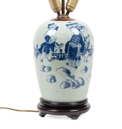 Lampe formée d'un vase en porcelaine émaillée...