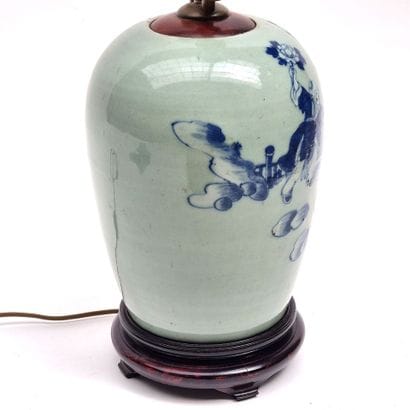 Lampe formée d'un vase en porcelaine émaillée...