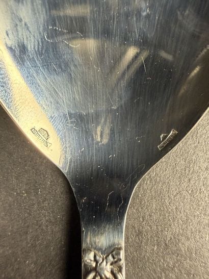 Partie de ménagère en inox modèle ruban comprenant...
