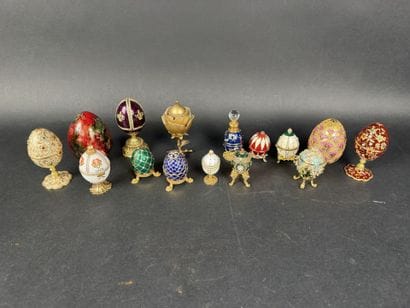 Lot de 15 œufs décoratifs, diverses matières,...