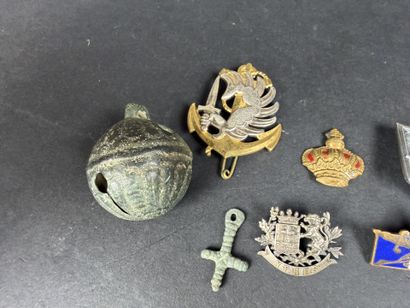 Lot comprenant : 7 insignes militaires divers,...