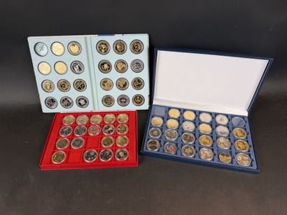 Lot de 63 médailles en métal argenté et doré,...