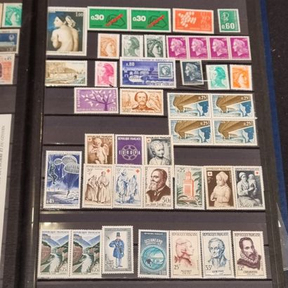 [TIMBRES] Lot de timbres comprenant : 
-...