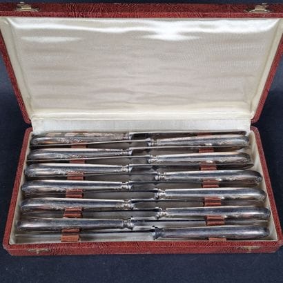 ORBRILLE. Suite de 12 couteaux, manches en...