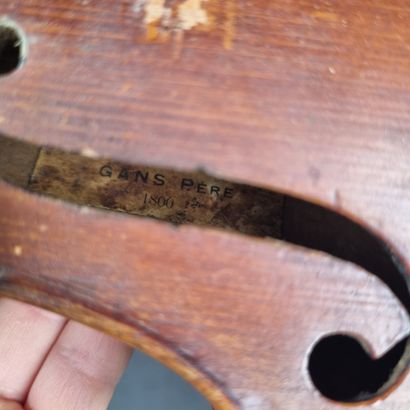 Lot comprenant : 1 violon portant une étiquette...