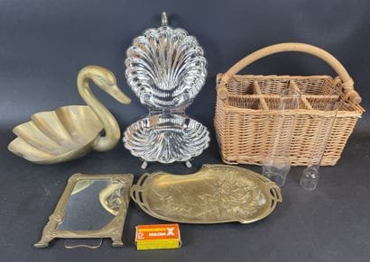 Manette : 1 panier à bouteilles en osier,...