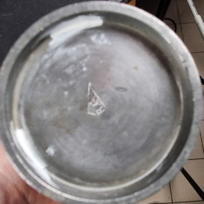 Lot d'objets en étain : Choppes, assiettes,...