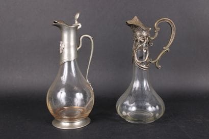 Lot de 2 aiguières en verre, étain et métal...