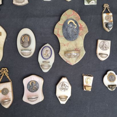 Ensemble de 33 bénitiers, diverses formes,...