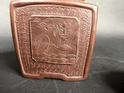 Lot comprenant : 1 boîte à thé couverte en...