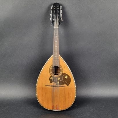 Mandoline portant une étiquette 