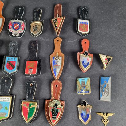 Lot de 30 insignes militaires et 1 médaille...