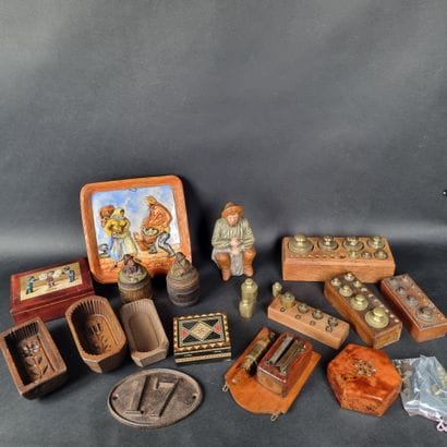 Manette : lot d'objets en carton sur le thème...