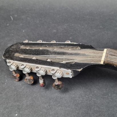 Mandoline portant une étiquette 