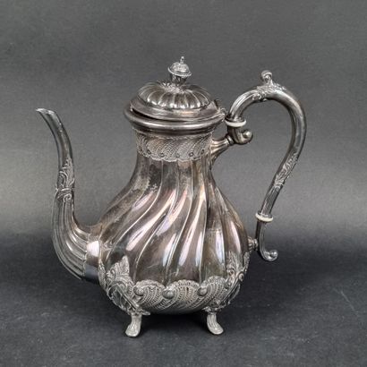 Ancienne cafetière en métal argenté à côtes...