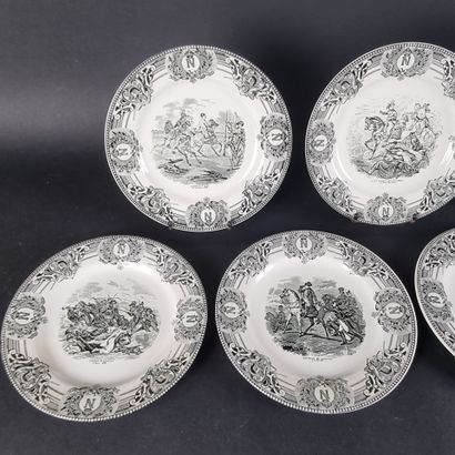 BOCH. Suite de 7 assiettes en faïence à décor...