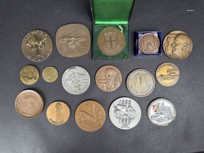 Lot de 16 médailles diverses en métal, cuivre...