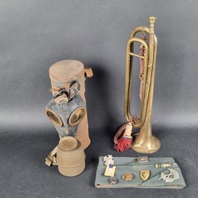 Lot d'objets militaires comprenant : 1 clairon...