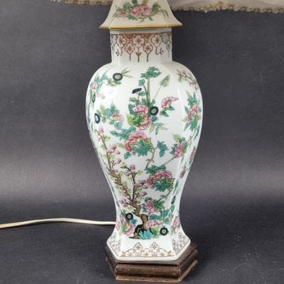 Pied de lampe en porcelaine formé d'une potiche...