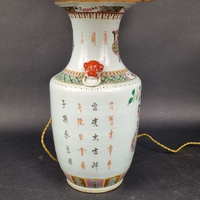 Vase de forme balustre en porcelaine émaillée...