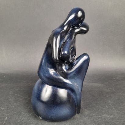 Sculpture en céramique émaillée bleu foncé...