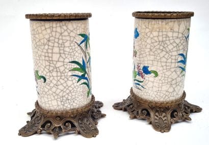 Paire de vases rouleaux en faïence polychrome...