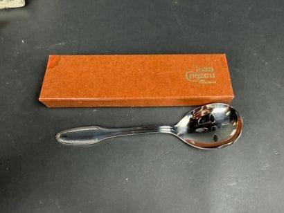 Lot comprenant : 12 cuillères à café en métal...