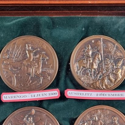Suite de 12 médailles circulaires en bronze...