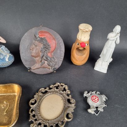 Manette : biscuit Jeanne d'Arc, vide-poche...