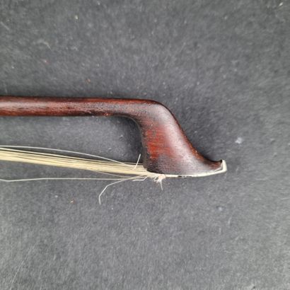 Lot comprenant : 1 violon portant une étiquette...
