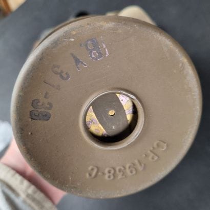 Lot d'objets militaires comprenant : 1 clairon...