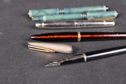 Lot de stylos comprenant : 1 stylo plume...