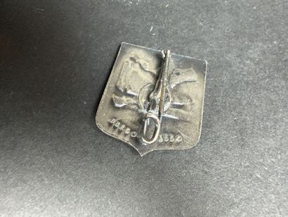 Lot comprenant : 7 insignes militaires divers,...