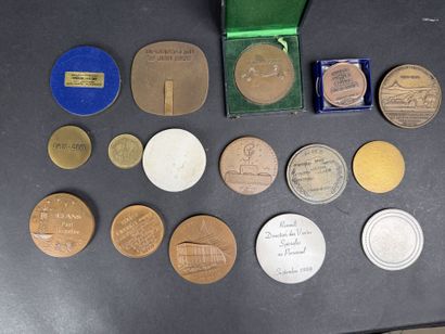 Lot de 16 médailles diverses en métal, cuivre...