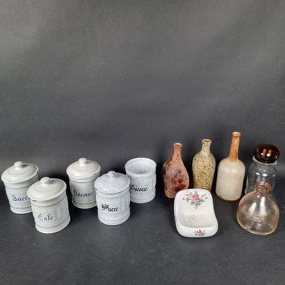 Manette : lot d'objets en carton comprenant...