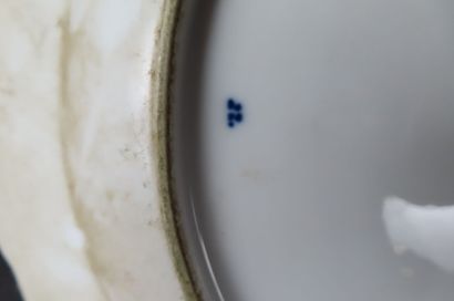 MEISSEN. Plat en porcelaine émaillée bleu...